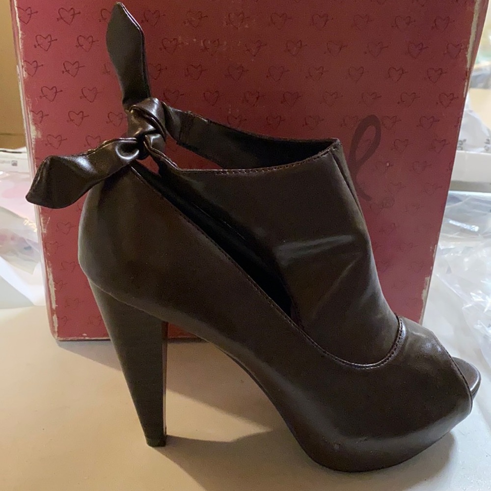 Qupid Brown Peep Toe Heel Size 6.5 NEW OUT OF BOX